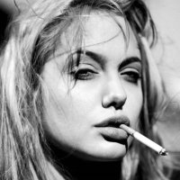 عکس سیاه و سفید آنجلینا با سیگار